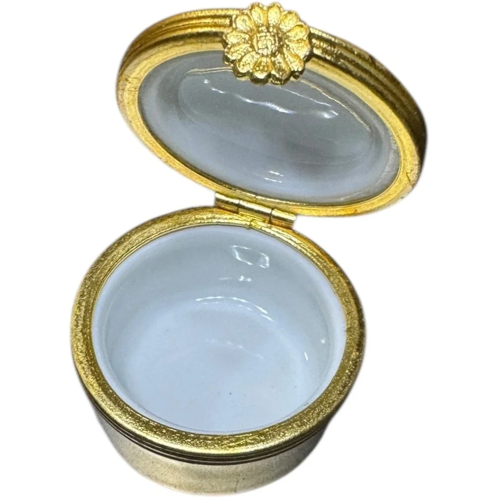 L'Artoria Limoges France Trinket Box Christmas Holly Wreath Bow Gold Tone Hinged